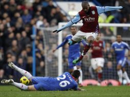 El Aston Villa rescató el empate en los últimos minutos del partido. AP  /