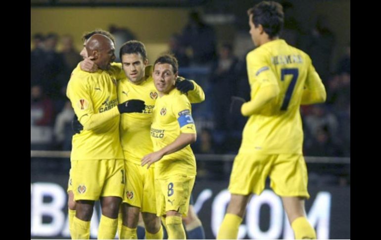 Los jugadores del Villarreal festejando en el duelo ante el Dinamo de Zagreb al que goleo, el pasado 2 de diciembre. ARCHIVO  /