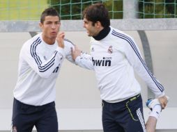 El jugador brasileño Kaká conversa con el portugués Ronaldo en un entrenamiento. EFE  /