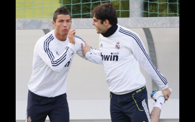 El jugador brasileño Kaká conversa con el portugués Ronaldo en un entrenamiento. EFE  /