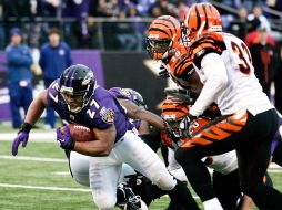 Ray Rice, de Cuervos, corre siete yardas para lograr la anotación, en el tercer cuarto del partido de esta tarde, en Baltimore. REUTERS  /