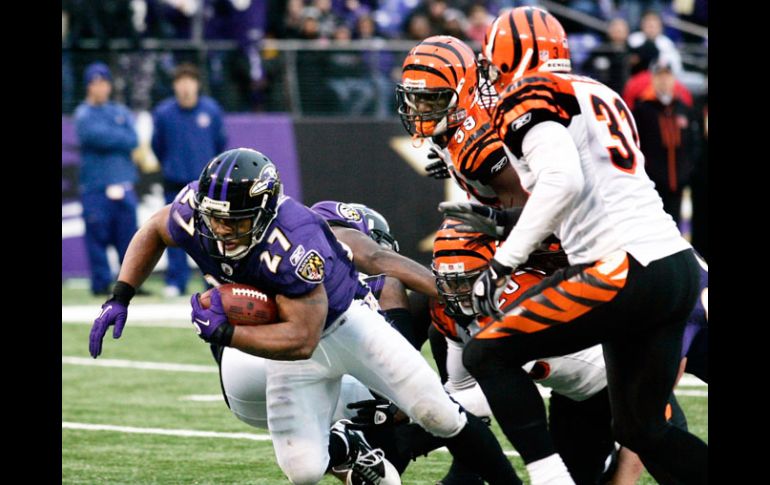 Ray Rice, de Cuervos, corre siete yardas para lograr la anotación, en el tercer cuarto del partido de esta tarde, en Baltimore. REUTERS  /