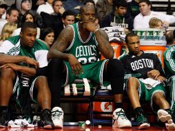 Jugadores de los Celtics miran desde la banca las acciones de juego correspondientes al partido del pasado 29 de diciembre. REUTERS  /