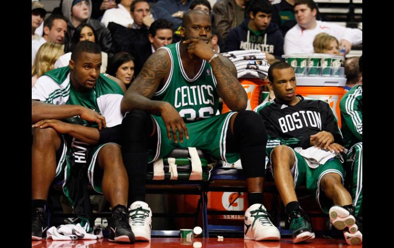 Jugadores de los Celtics miran desde la banca las acciones de juego correspondientes al partido del pasado 29 de diciembre. REUTERS  /