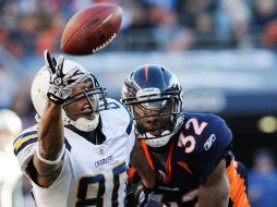 Malcom Floyd, de San diego, hace una recepción con una mano, en el partido de hoy, en Denver. AP  /