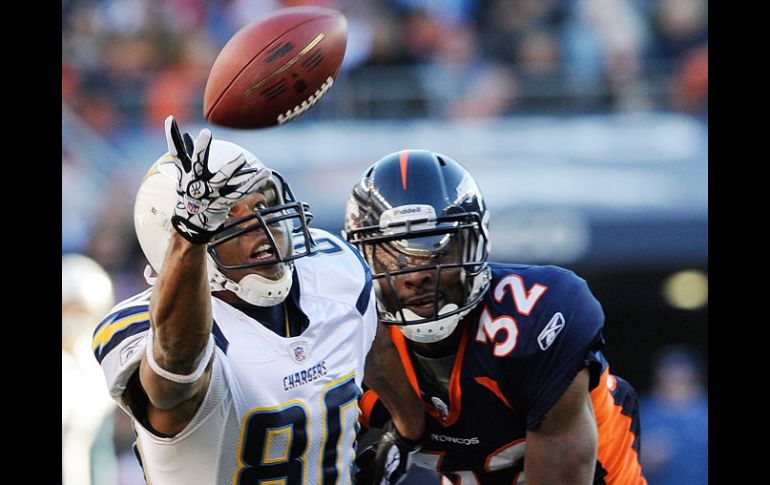 Malcom Floyd, de San diego, hace una recepción con una mano, en el partido de hoy, en Denver. AP  /