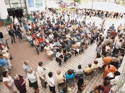 En la imagen, personas esperando para hacer un pago en la Unidad Administrativa Las Águilas. E. PACHECO  /