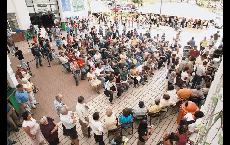 En la imagen, personas esperando para hacer un pago en la Unidad Administrativa Las Águilas. E. PACHECO  /