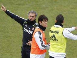 “Kaká” recibe las órdenes del técnico Mourinho junto a Cristiano Ronaldo. EFE  /