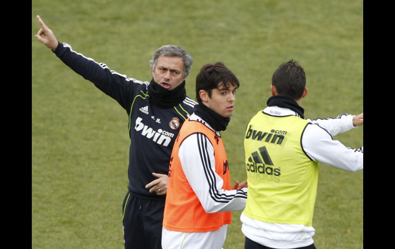 “Kaká” recibe las órdenes del técnico Mourinho junto a Cristiano Ronaldo. EFE  /