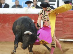 Pepe López realizó los mejores pases de la tarde con Perdiguero de 515 kilos. EFE  /