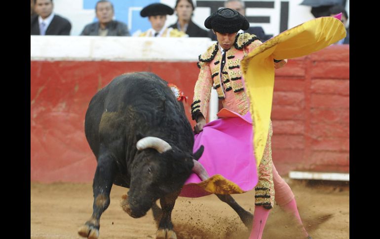 Pepe López realizó los mejores pases de la tarde con Perdiguero de 515 kilos. EFE  /