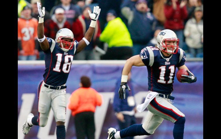 Matt Slater (18) regresa una patada de salida hasta la zona de anotación. AP  /