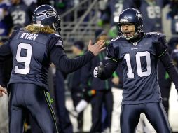 Jon Ryan y Olindo Mare celebran un gol de campo, en el partido de hoy, en Seattle. AP  /