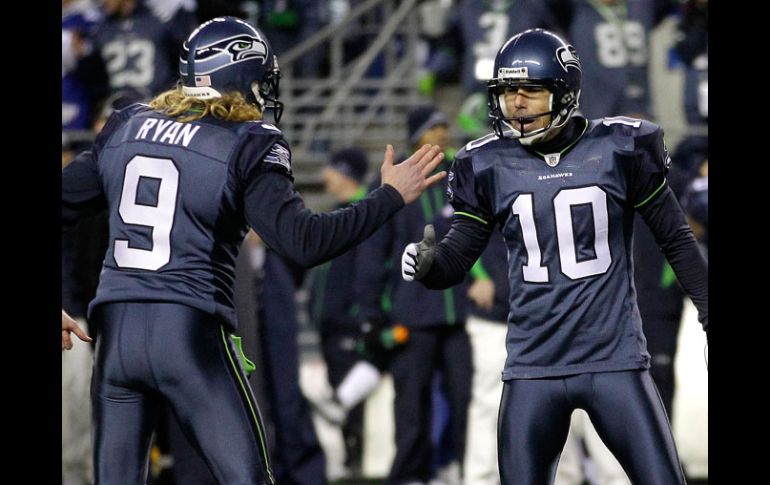 Jon Ryan y Olindo Mare celebran un gol de campo, en el partido de hoy, en Seattle. AP  /