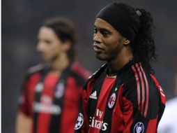 El jugador brasileño, Ronaldinho planea salir del Milán. AFP  /