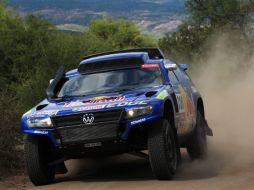 El español Carlos Saínz conduce su Race Touareg en la segunda etapa del Rally Dakar 2011. EFE  /