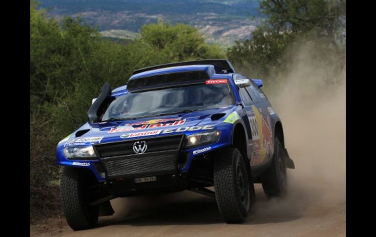 El español Carlos Saínz conduce su Race Touareg en la segunda etapa del Rally Dakar 2011. EFE  /