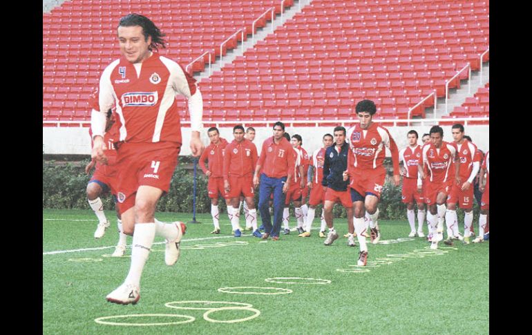 Héctor Reynoso (izq.) durante el entrenamiento que el “Rebaño” realizó en el Estadio Omnilife. ESPECIAL  /