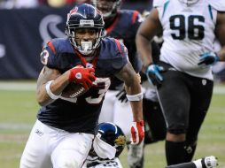 Arian Foster (azul) terminó la temporada con un total de 1,616 yardas para obtener el título de mejor corredor de la NFL. AP  /