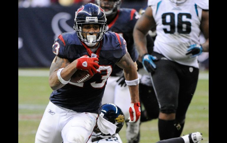 Arian Foster (azul) terminó la temporada con un total de 1,616 yardas para obtener el título de mejor corredor de la NFL. AP  /