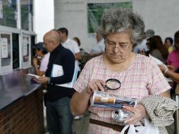 Desde ayer, los pagadores puntuales de impuestos y servicios buscan, hasta con lupa, rebajas en sus pagos. M. FREYRÍA  /