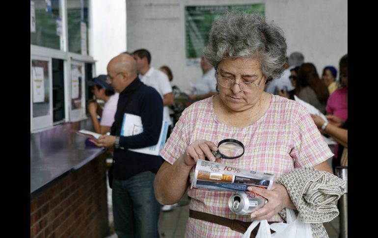 Desde ayer, los pagadores puntuales de impuestos y servicios buscan, hasta con lupa, rebajas en sus pagos. M. FREYRÍA  /