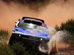 El qatarí Nasser Al-Attiyah se adjudicó la victoria de la tercera etapa del Dakar 2011. AP  /