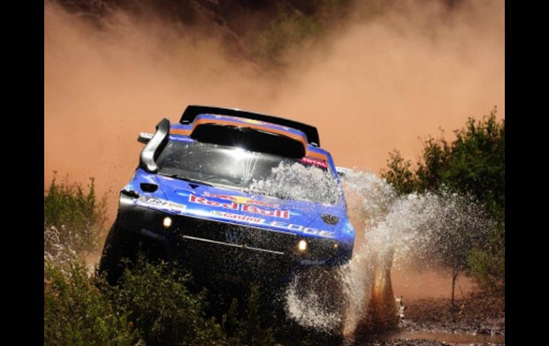 El qatarí Nasser Al-Attiyah se adjudicó la victoria de la tercera etapa del Dakar 2011. AP  /