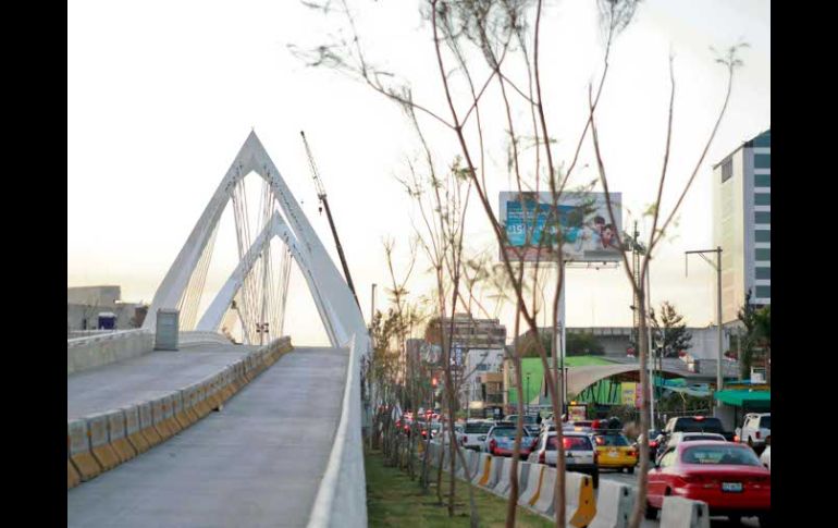 El Puente Matute Remus se ubica en Calzada Lázaro Cárdenas en su cruce con López Mateos.  E. PACHECO  /