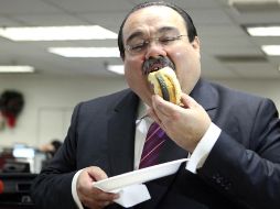 El presidente de la Cámara de Diputados, Carlos Ramírez Marín, disfruta de una porción de Rosca de Reyes, en San Lázaro. EL UNIVERSAL  /