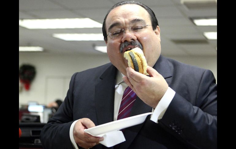 El presidente de la Cámara de Diputados, Carlos Ramírez Marín, disfruta de una porción de Rosca de Reyes, en San Lázaro. EL UNIVERSAL  /