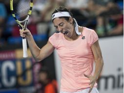 La tenista italiana Francesca Schiavone se lamenta después de perder ante la estadounidense Bethanie Mattek-Sands. EFE  /