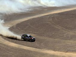 Peterhansel marchó durante casi toda la etapa en primera posición con casi un minuto de ventaja sobre Sainz. AFP  /