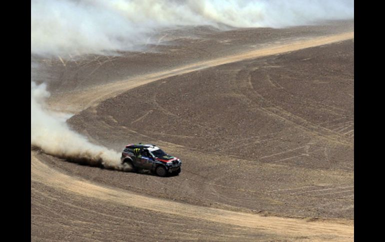 Peterhansel marchó durante casi toda la etapa en primera posición con casi un minuto de ventaja sobre Sainz. AFP  /