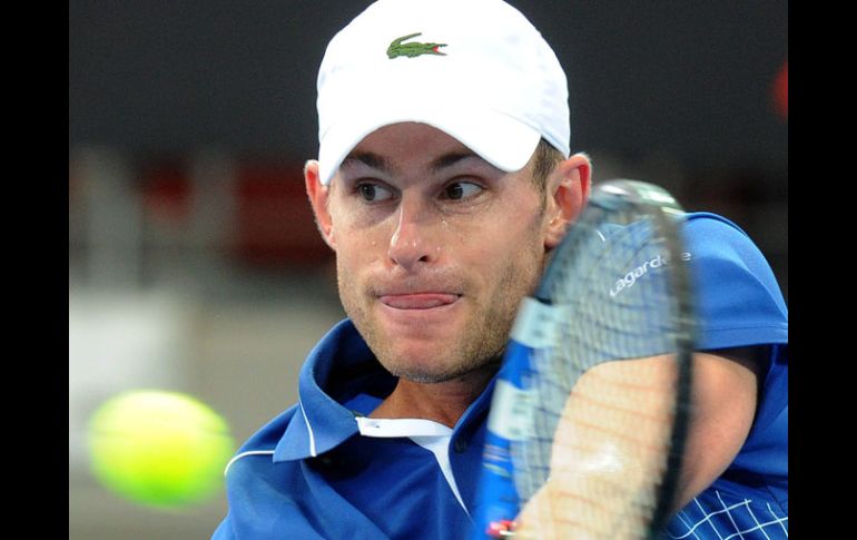 Andy Roddick responde una bola del ucraniano Alexandr Dolgopolov en un partido del torneo de Brisbane. EFE  /