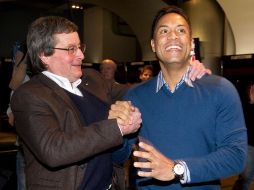 Roberto Alomar (der.) es felicitado por Paul Beeston, presidente de los Azulejos de Toronto. AP  /