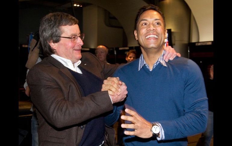 Roberto Alomar (der.) es felicitado por Paul Beeston, presidente de los Azulejos de Toronto. AP  /