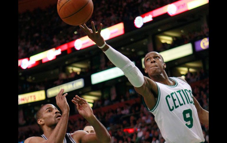 Rajon Rondo de los Celtics, tuvo un gran juego, con 22 asistencias, 12 puntos y 10 rebotes. EFE  /