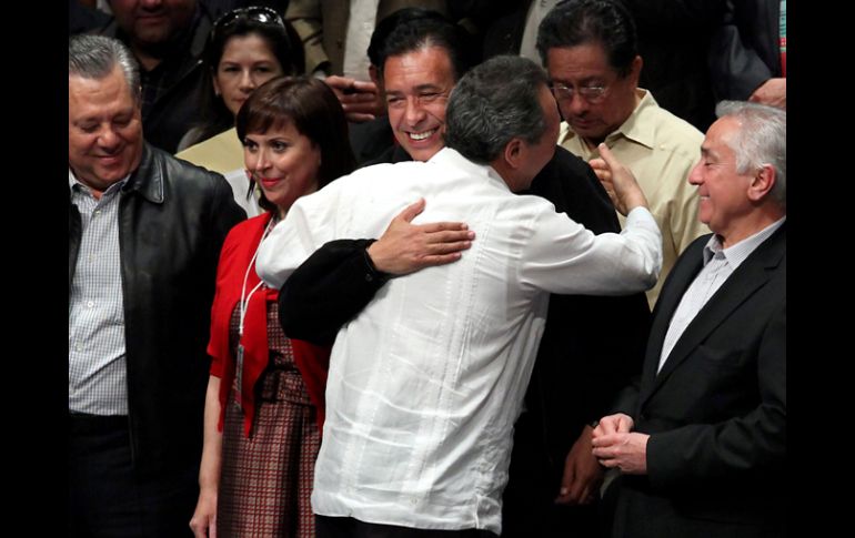 El aspirante a la presidencia del PRI, Humberto Moreira, felicita al nuevo dirigente de la CNC, Gerardo Sánchez. EL UNIVERSAL  /