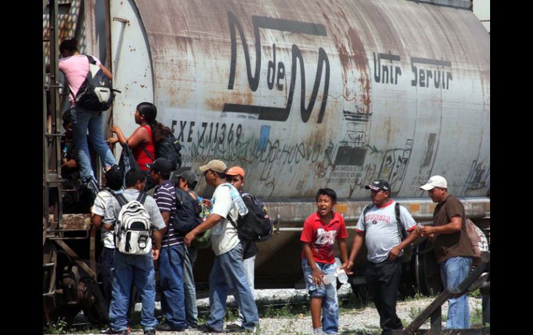 Los migrantes centroamericanos que usan los caminos de México representan una ''minita'' para la delincuencia organizada. EL UNIVERSAL  /