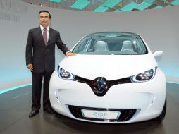 Carlos Goshn, el presidente de Renault, presentó el auto electrico Zoe en un feria automotriz el año pasado. AP  /