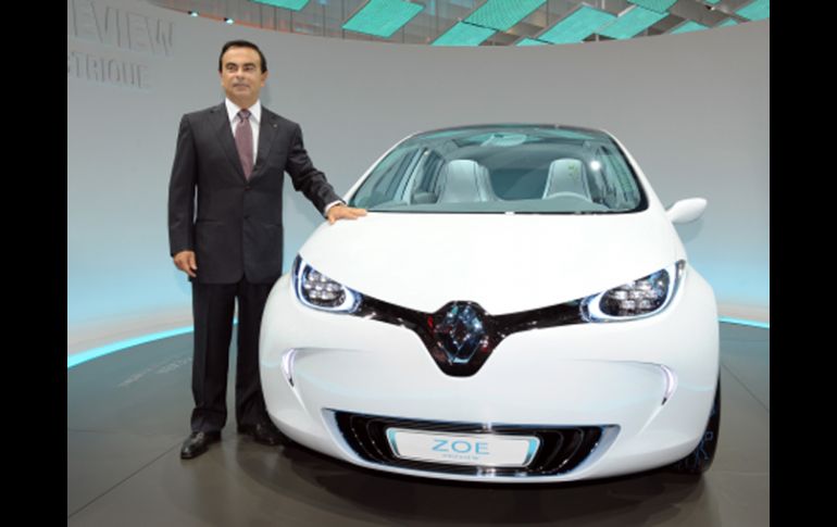 Carlos Goshn, el presidente de Renault, presentó el auto electrico Zoe en un feria automotriz el año pasado. AP  /