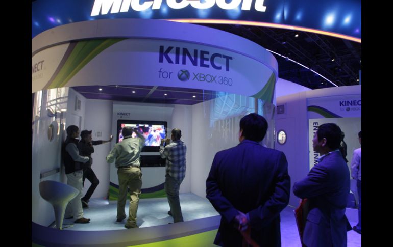 El Kinect de Microsoft cuesta 150 dólares o 300 dólares si se compra junto a una consola Xbox de 4 gigas. REUTERS  /