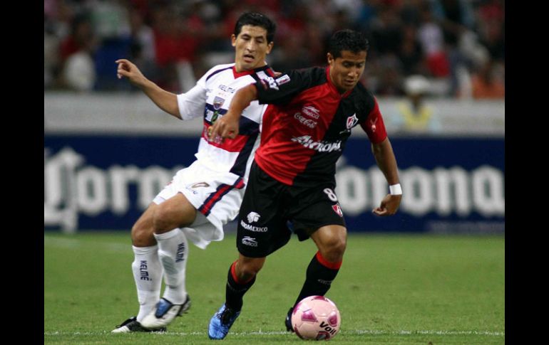 Michael Ortega conduce el balón durante un partido de Atlas contra Atlante. MEXSPORT  /