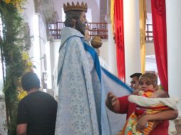 Hoy es uno de los días más importantes en la celebración, pues los Reyes salen de la parroquia para su paseo en lancha. S. NÚÑEZ  /