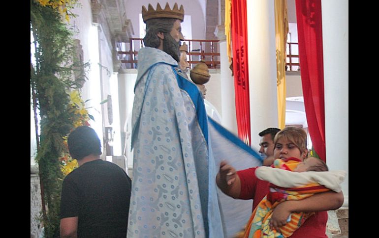 Hoy es uno de los días más importantes en la celebración, pues los Reyes salen de la parroquia para su paseo en lancha. S. NÚÑEZ  /