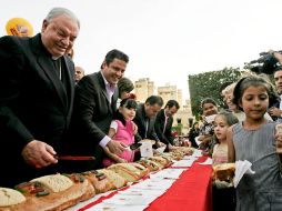 El Cardenal Juan Sandoval y el alcalde de Guadalajara, Aristóteles Sandoval, repartieron la rosca de Reyes. E. BARRERA  /