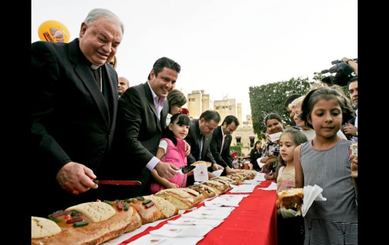 El Cardenal Juan Sandoval y el alcalde de Guadalajara, Aristóteles Sandoval, repartieron la rosca de Reyes. E. BARRERA  /