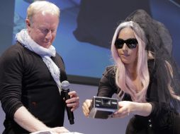 Gaga estuvo acompañada por el presidente de Polaroid, Bobby Sager. AP  /